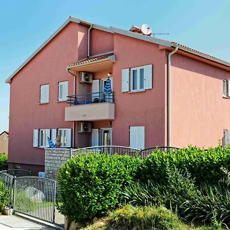 Apartment Pinta Mit Grossem Garten Dajla